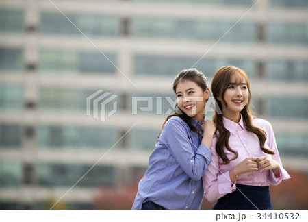 よりかかる 笑い 若い女性 34410532
