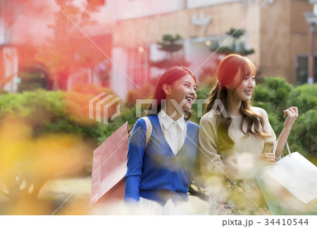 ショッピング 買い物 若い女性だけ 34410544