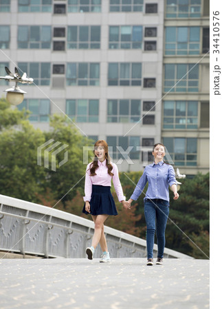 歩く 手を引く 手をにぎる 34410576
