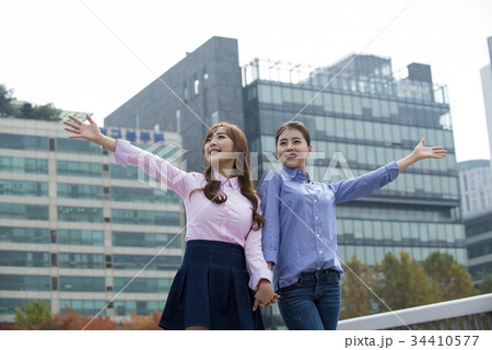 手を引く 手をにぎる 若い女性 34410577