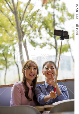 若い女性 友達 友人 34410578