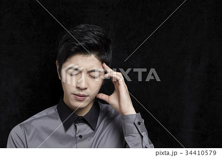 目を閉じる 頭痛 若い男 34410579
