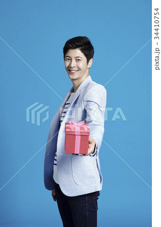 ボックス ギフトボックス 若い男 34410754