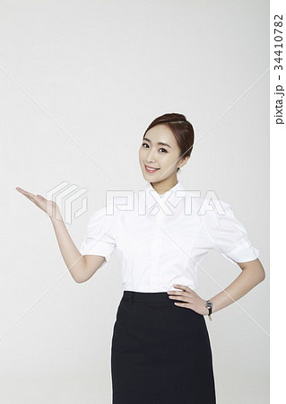 ビジネスウーマン 手、腰 腰に手を当てる 34410782