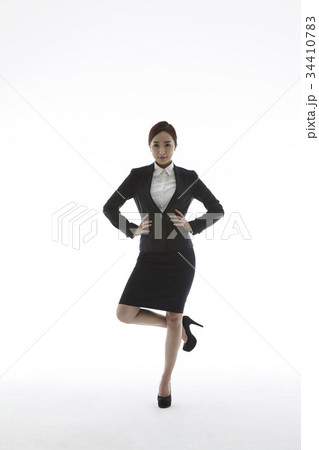 足持ち上げる 足を上げる ビジネスウーマン 34410783