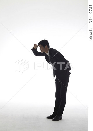傍観 後ろ手 ビジネスマン 34410785