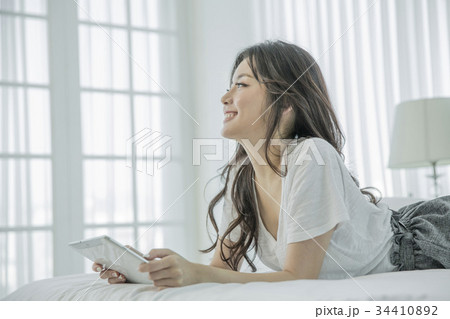 うつ伏せ 若い女性 タブレットピーシー 34410892