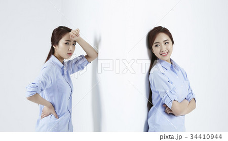 手、腰 腰に手を当てる 若い女性 34410944