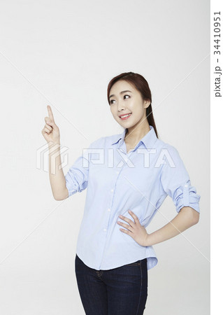 指す 指さす 手、腰 34410951
