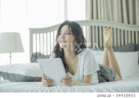 若い女性 ベッド 寝台 34410953