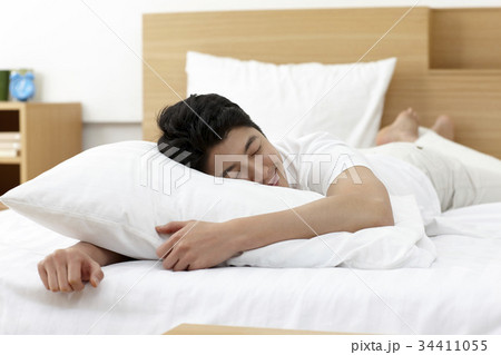 若い男 若い男性 ベッド 34411055