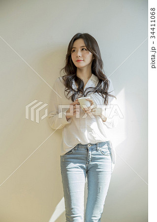 よりかかる 笑顔 微笑 34411068