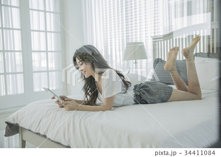若い女性 ベッド 寝台 34411084