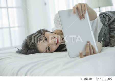 無線通信 若い女性 タブレットピーシー 34411105