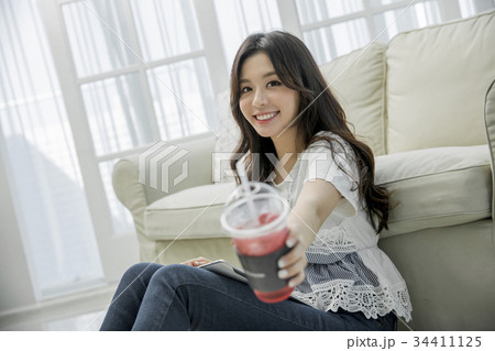 喜び うれしさ 若い女性 34411125