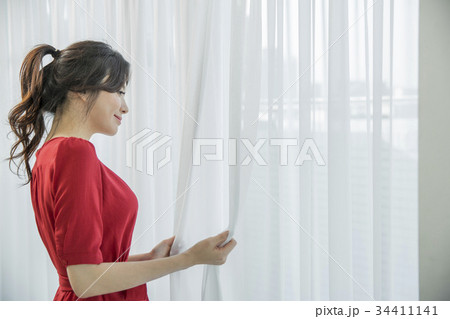 眺める  外を見る 笑顔 34411141