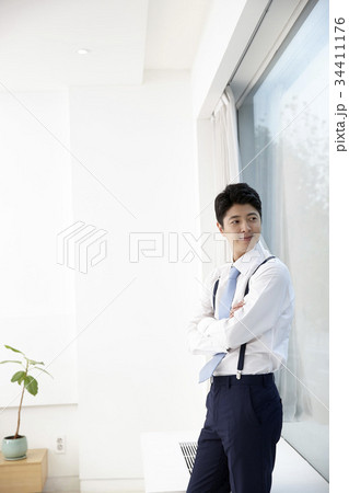 眺める 外を見る ビジネスマン 34411176