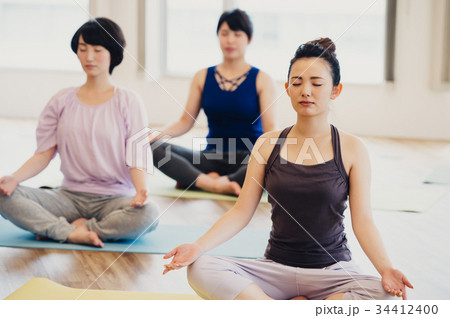 ヨガスタジオでヨガをする若い女性 34412400