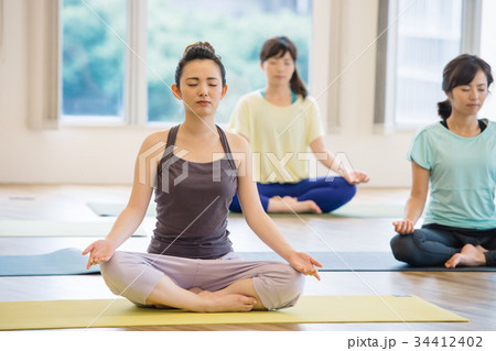 ヨガスタジオでヨガをする若い女性 34412402