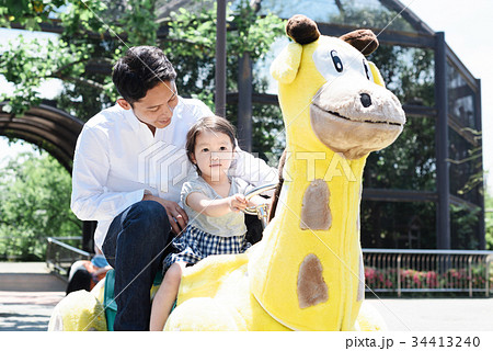 家族　レジャー　動物園 34413240