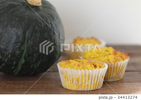 手作りのカボチャマフィンと野菜のカボチャ 手作りのカボチャマフィンと野菜のカボチャ 34413274