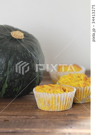手作りのカボチャマフィンと野菜のカボチャ 手作りのカボチャマフィンと野菜のカボチャ 34413275
