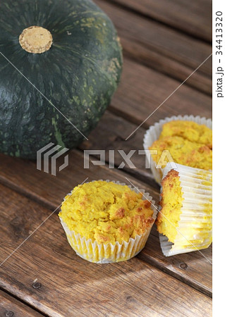 手作りのカボチャマフィンと野菜のカボチャ 34413320
