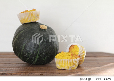 手作りのカボチャマフィンと野菜のカボチャ 手作りのカボチャマフィンと野菜のカボチャ 34413329