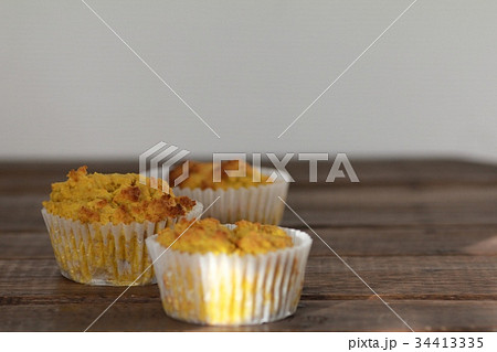 カボチャを使ったふんわりサクサクの手作りマフィン 34413335