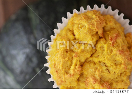 カボチャの上に置いた手作りのカボチャマフィン 34413377