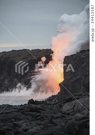 ハワイ島カラパナの溶岩流のオーシャンエントリーの写真素材