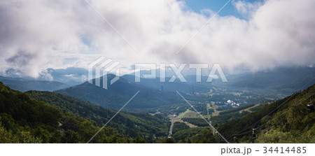 北海道トマム・雲海テラスから望む幻想的な雲海と青空の絶景 34414485