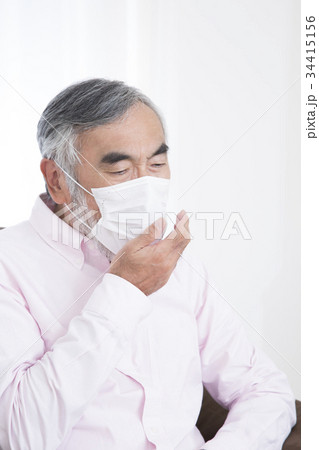 体調の悪いシニア 　咳　風邪　インフルエンザ　発熱 34415156