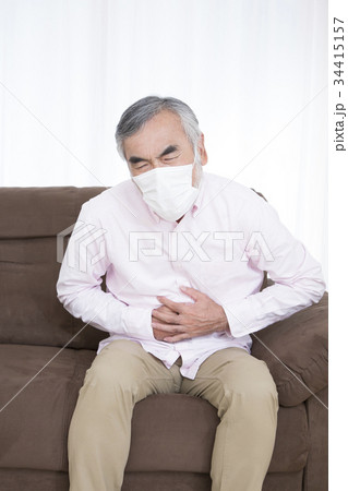 体調の悪いシニア　腹痛　胃腸炎　食中毒 34415157
