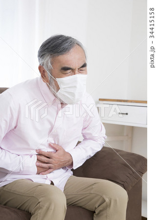 体調の悪いシニア　腹痛　胃腸炎　食中毒 34415158