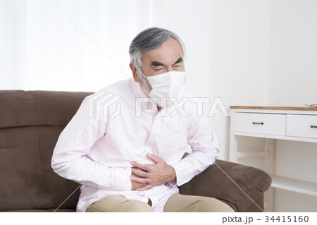 体調の悪いシニア 腹痛 胃腸炎 食中毒 体調の悪いシニア 腹痛 胃腸炎 食中毒 34415160