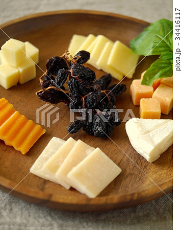 バラエティチーズ　木製プレート　（縦位置） 34416117