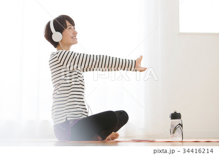 女性　ライフスタイル　リラックス　ストレッチ　ヨガ 34416214