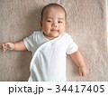 見つめる赤ちゃん 34417405