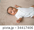 見つめる赤ちゃん 34417406