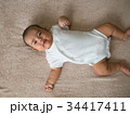見つめる赤ちゃん 34417411