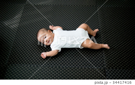 さびしい赤ちゃん さびしい赤ちゃん 34417416