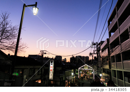 東京都　下町　谷中の夕暮れ風景 34418305