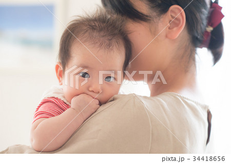 指しゃぶりする赤ちゃん 34418656