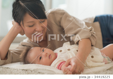 赤ちゃんを寝かしつけるママ 34419225