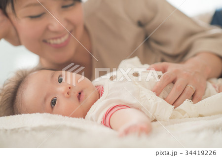赤ちゃんを寝かしつけるママ 34419226