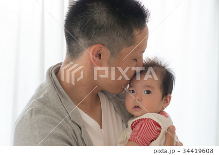 赤ちゃんとイクメンパパ 赤ちゃんとイクメンパパ 34419608