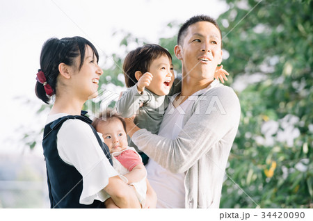 休日のファミリー　新緑 34420090