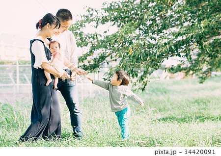 休日のファミリー　新緑 34420091