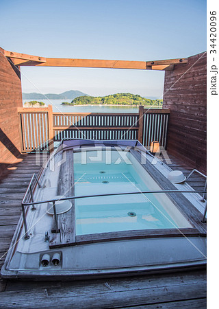小豆島　エンジェルロードの見えるホテルの露天風呂　ヨット型　縦位置 34420096